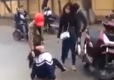 Phat hanh chinh 2 co gai tum toc, lot do nu sinh lop 10 hinh anh