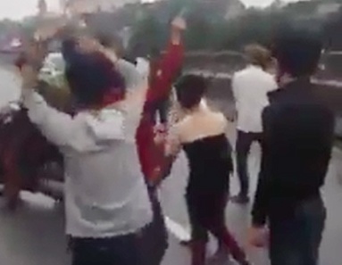 Nhay mua giua quoc lo, 7 thanh nien bi phat tien hinh anh