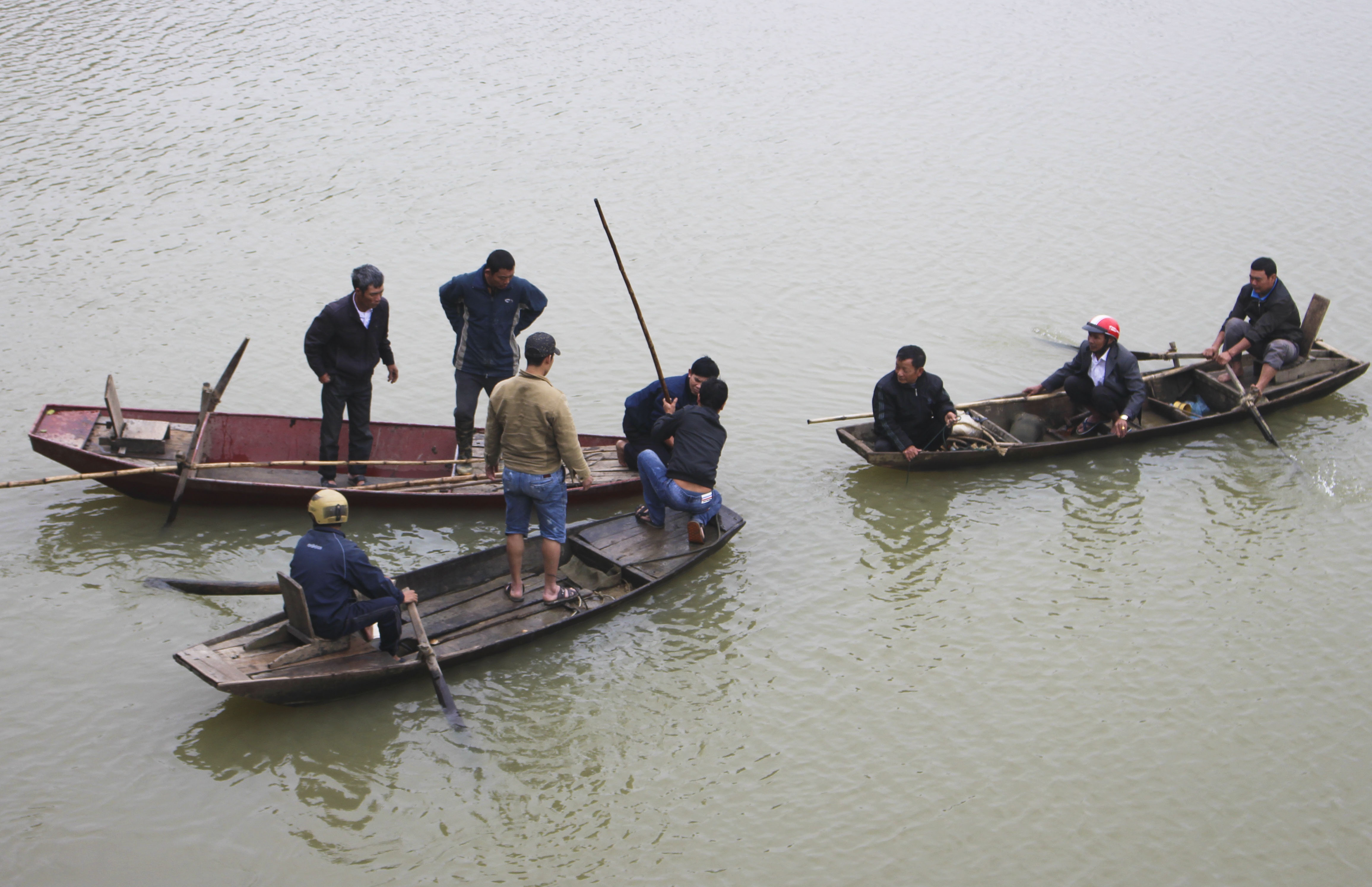 Nam sinh lop 11 nhay cau tu tu truoc su bat luc cua ban hinh anh