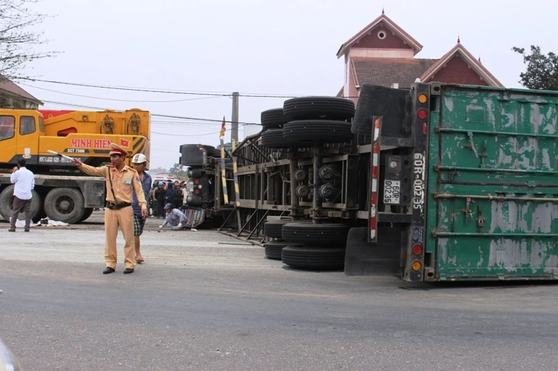 xe container lat chan ngang duong,  xe container tong chet nguoi,  nguoi dan ong chet tham,  quoc lo 1A,  Ha Tinh anh 2