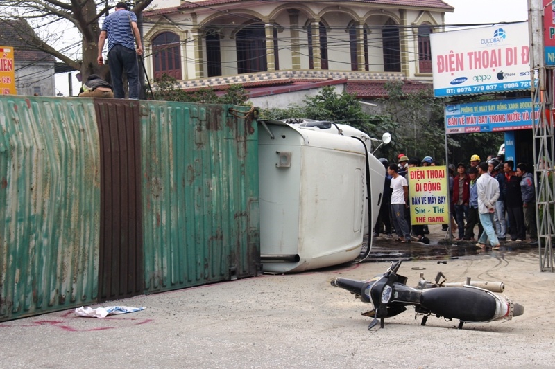 xe container lat chan ngang duong,  xe container tong chet nguoi,  nguoi dan ong chet tham,  quoc lo 1A,  Ha Tinh anh 4