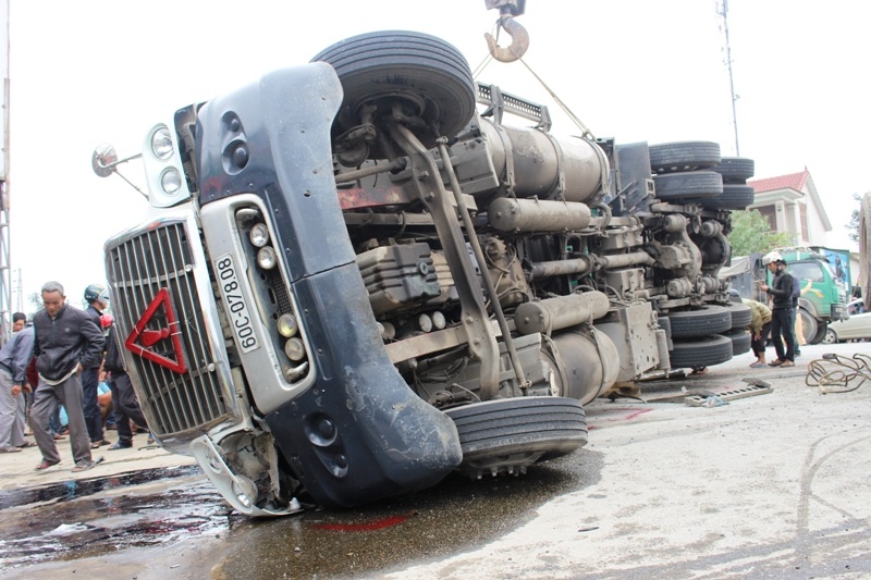 Xe container lat nghieng de nguoi di xe may tu vong tai cho hinh anh