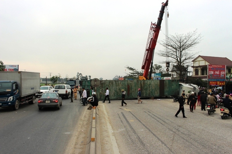 xe container lat chan ngang duong,  xe container tong chet nguoi,  nguoi dan ong chet tham,  quoc lo 1A,  Ha Tinh anh 8