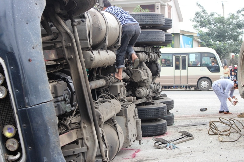 xe container lat chan ngang duong,  xe container tong chet nguoi,  nguoi dan ong chet tham,  quoc lo 1A,  Ha Tinh anh 5