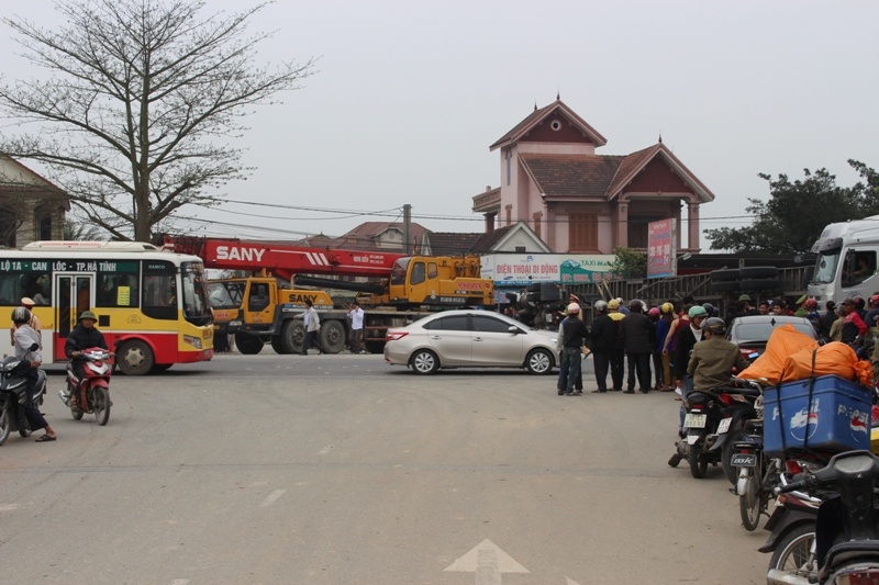 xe container lat chan ngang duong,  xe container tong chet nguoi,  nguoi dan ong chet tham,  quoc lo 1A,  Ha Tinh anh 1