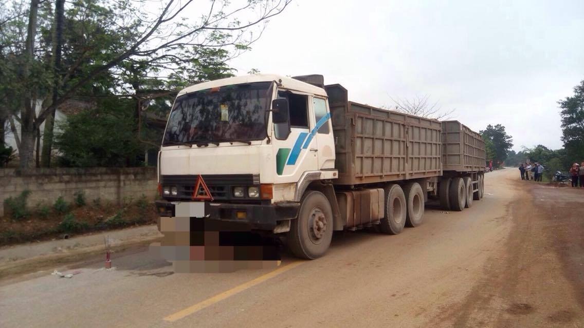 Bi xe dau keo cuon vao gam, hai me con tu vong tai cho hinh anh