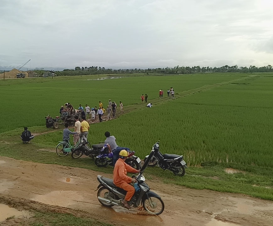 Nguoi phu nu bi set danh tu vong khi chan trau ngoai dong hinh anh