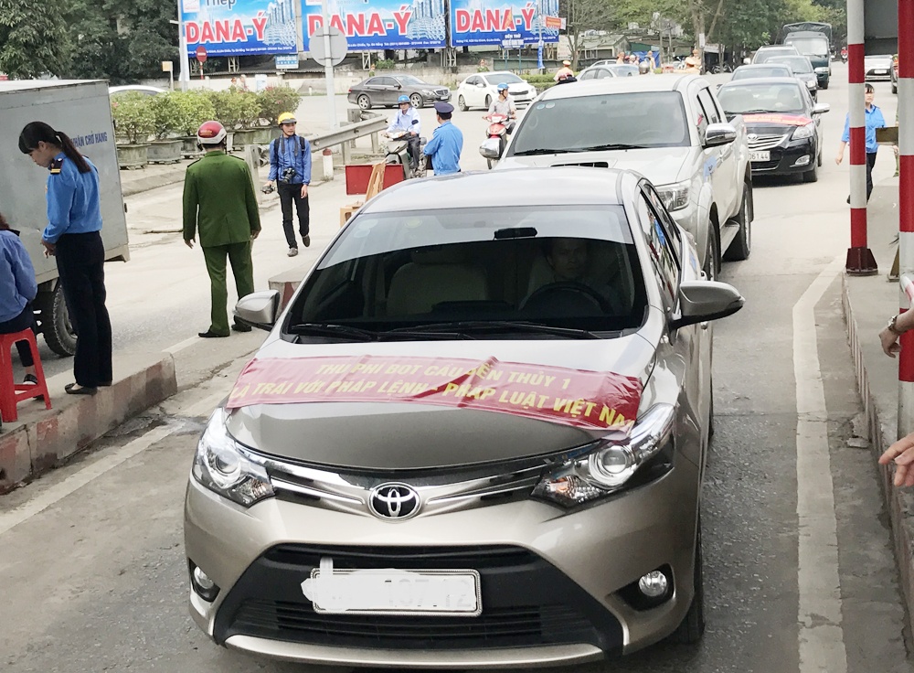 Nhiều người dùng ôtô chặn lối vào trạm thu phí ảnh 1 Nhieu nguoi dung oto chan loi vao tram thu phi anh 1