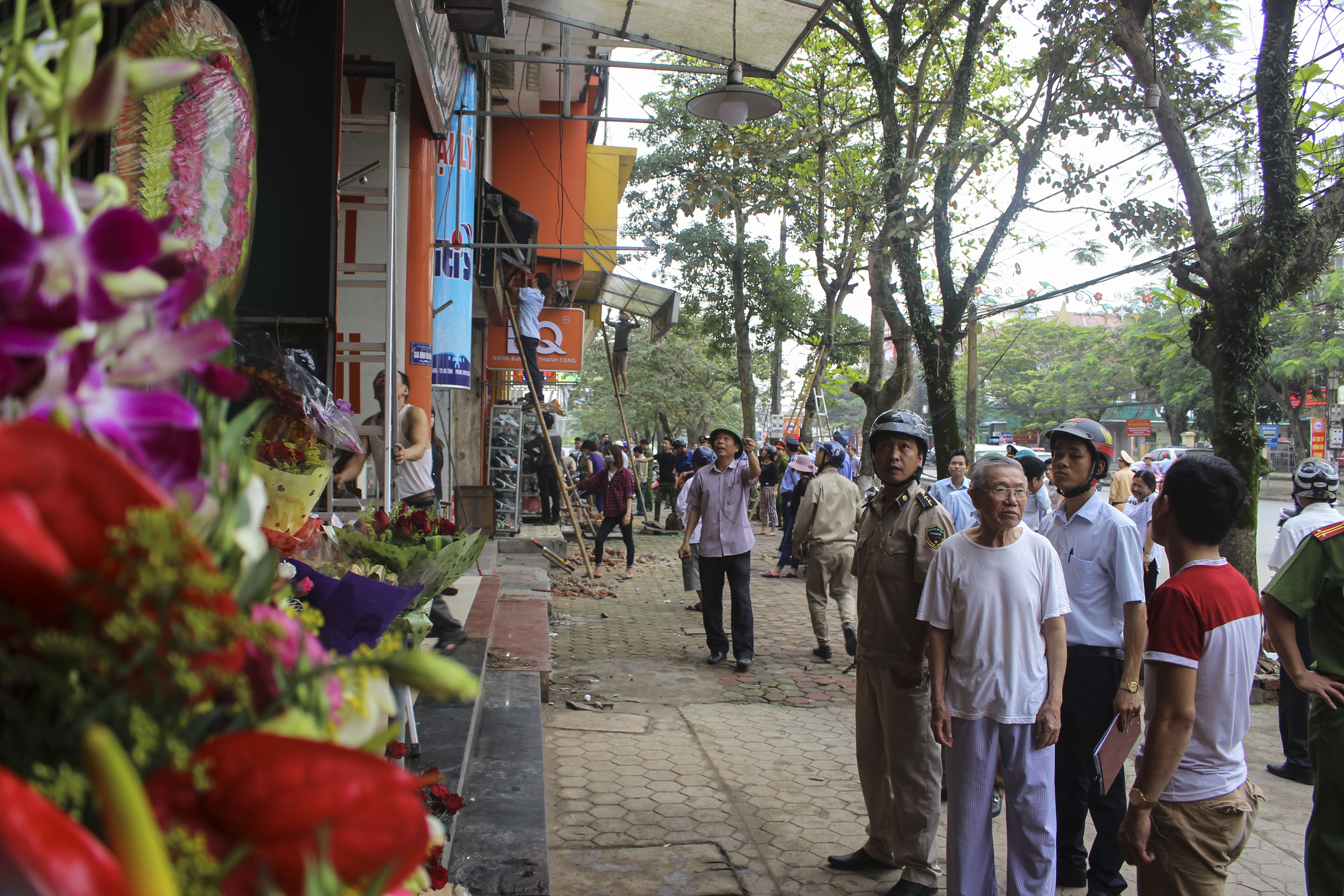 Hà Tĩnh ủng hộ dọn dẹp vỉa hè ảnh 1 Ha Tinh ung ho don dep via he anh 1