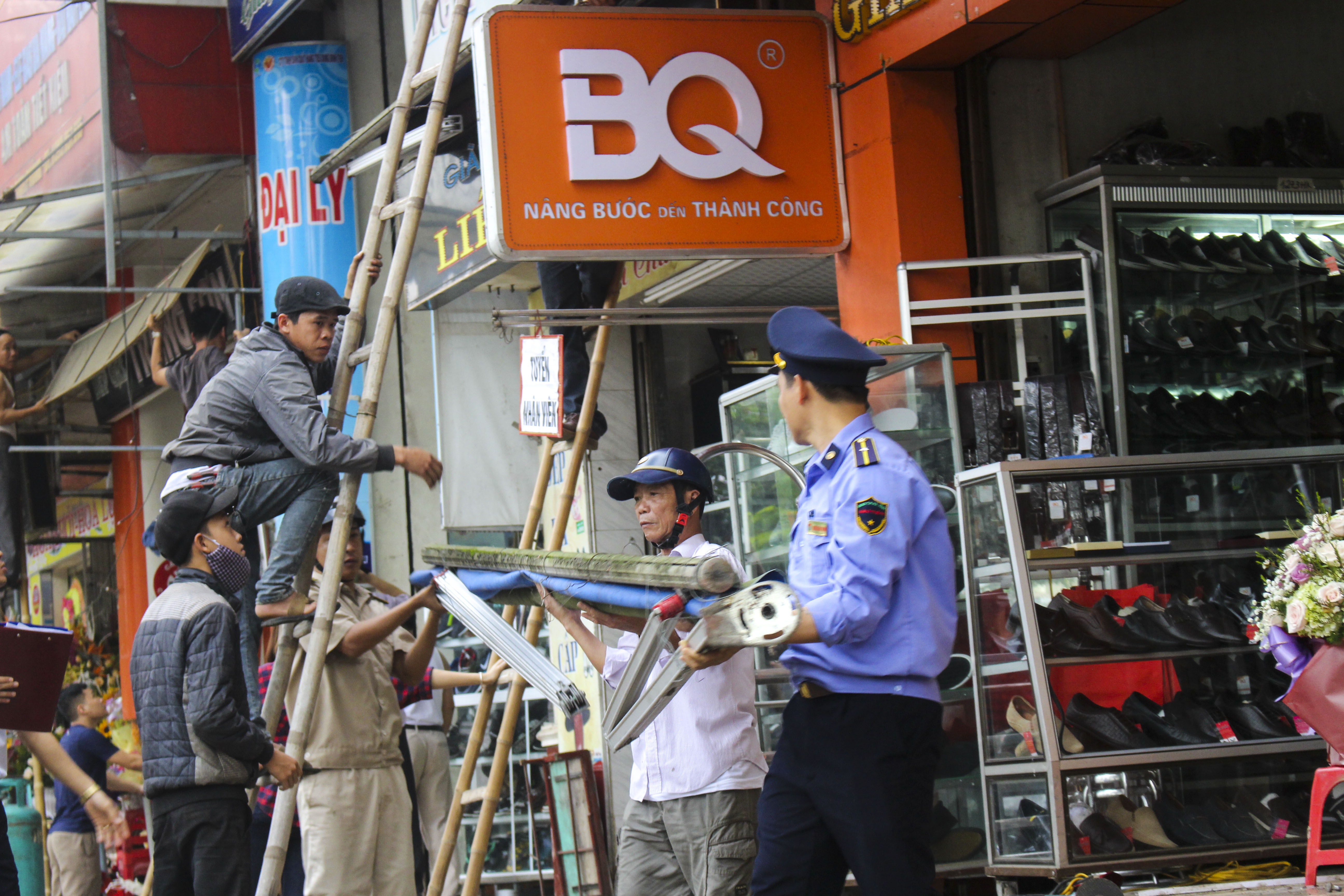 Hà Tĩnh ủng hộ dọn dẹp vỉa hè ảnh 2 Ha Tinh ung ho don dep via he anh 2