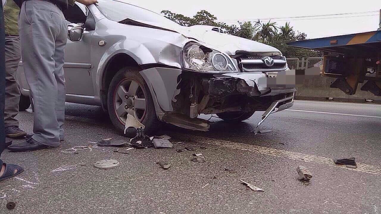 3 me con bi oto tong trung tren duong di hoc hinh anh