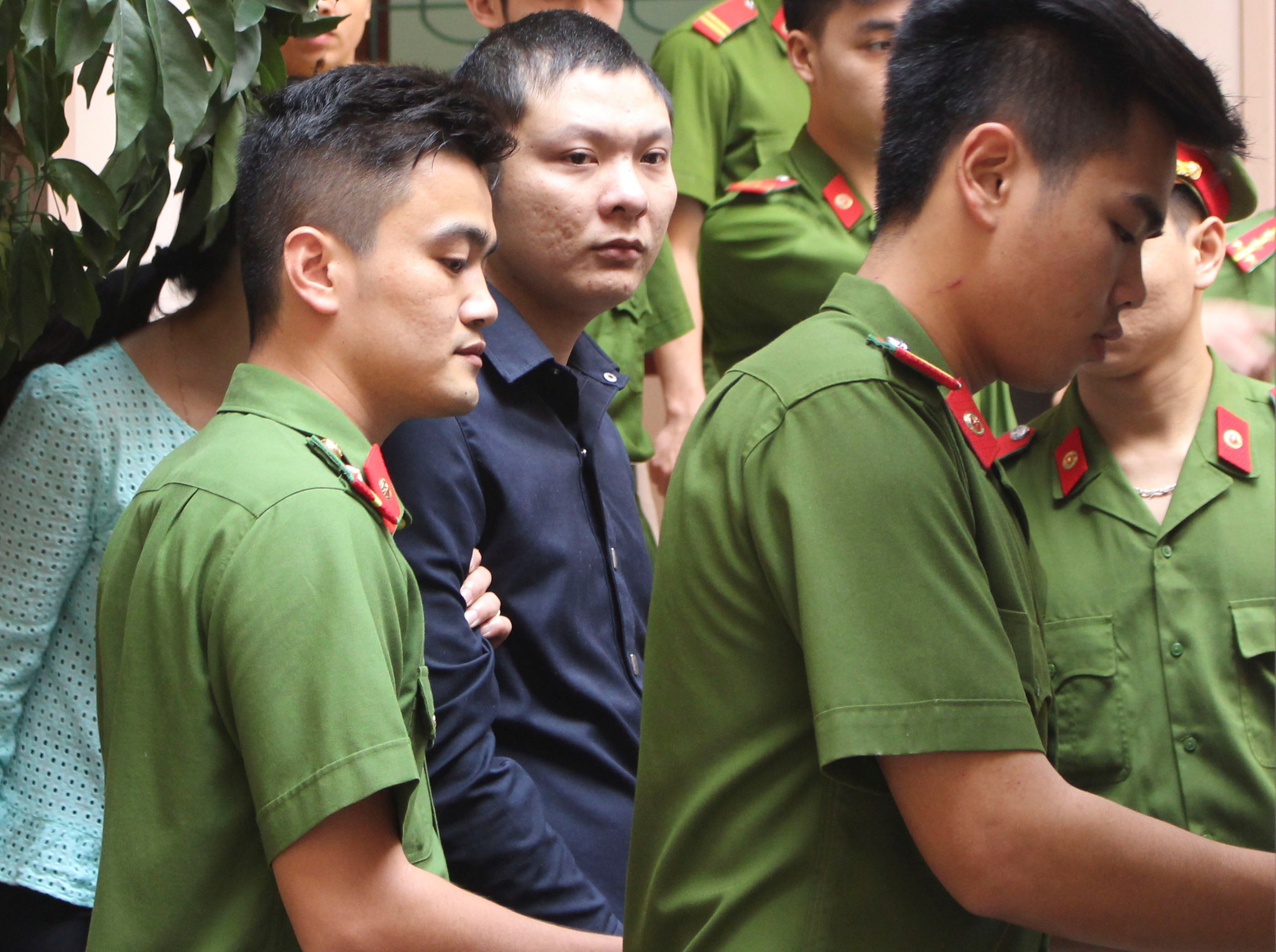 Luat su bao chua cho ke giet nu giam thi khong xuat hien o toa hinh anh