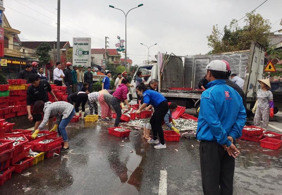 Lật xe chở cá trên quốc lộ ảnh 3 Lat xe cho ca tren quoc lo anh 3