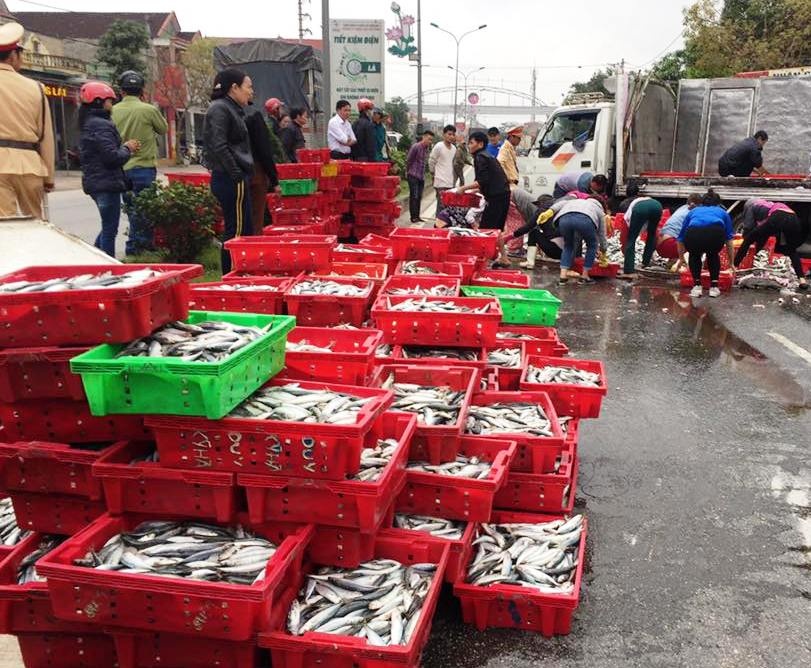 Lat xe tai, hang tan ca nuc do ra quoc lo hinh anh