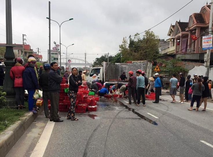 Lật xe chở cá trên quốc lộ ảnh 1 Lat xe cho ca tren quoc lo anh 1