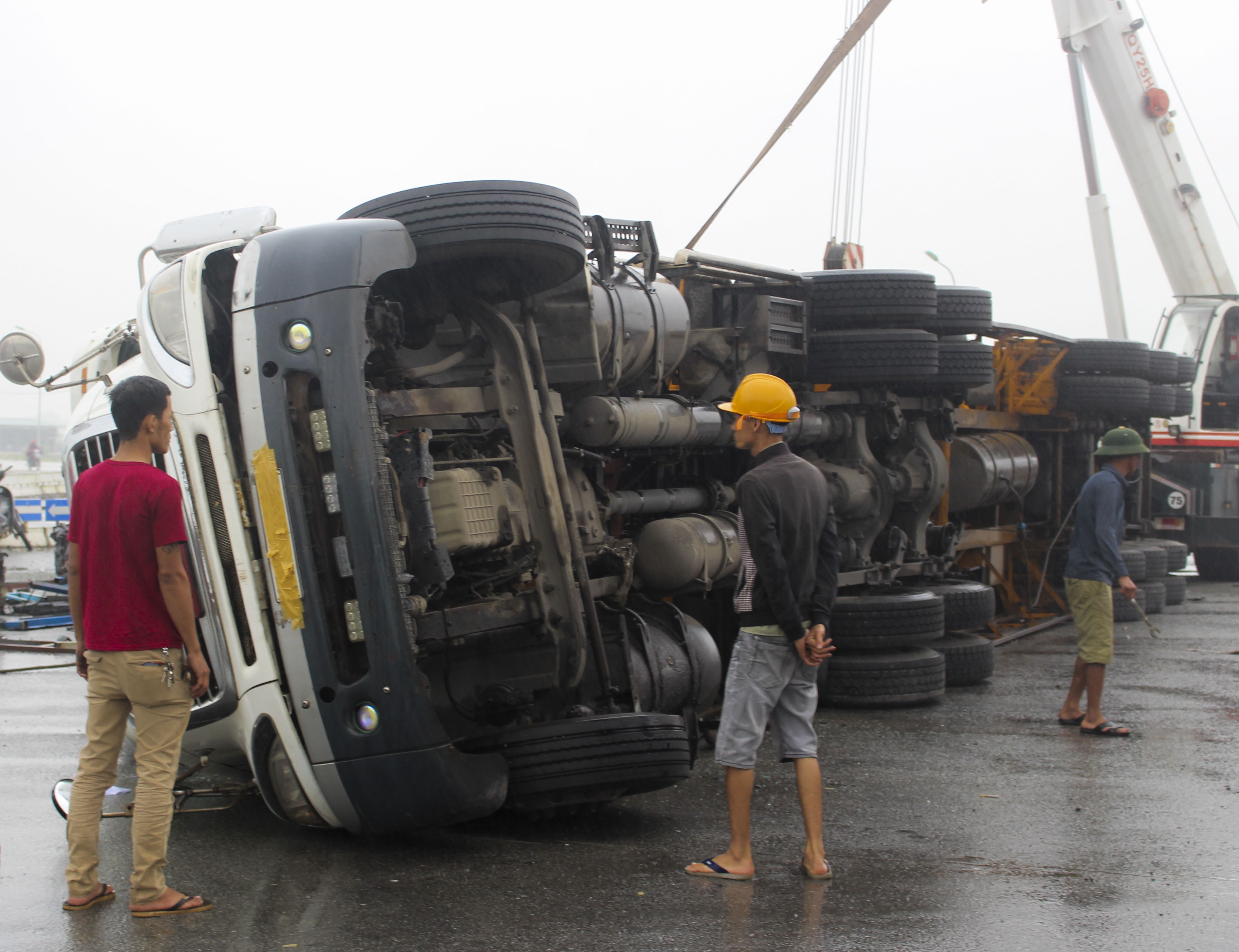 xe container lat tren quoc lo anh 1