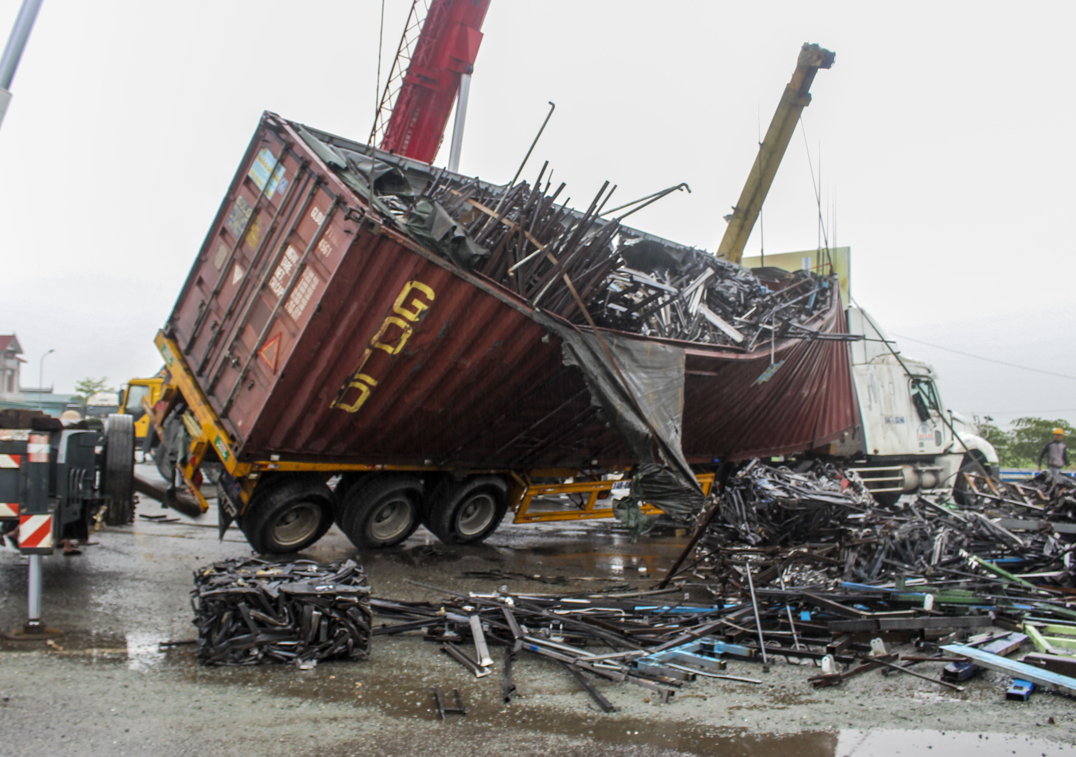 Lat xe container, tai xe may man thoat chet hinh anh