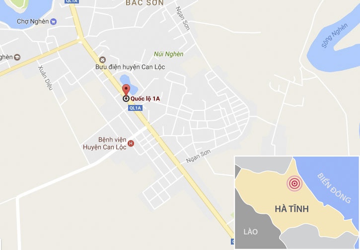 Lật xe chở cá trên quốc lộ ảnh 6 Lat xe cho ca tren quoc lo anh 6