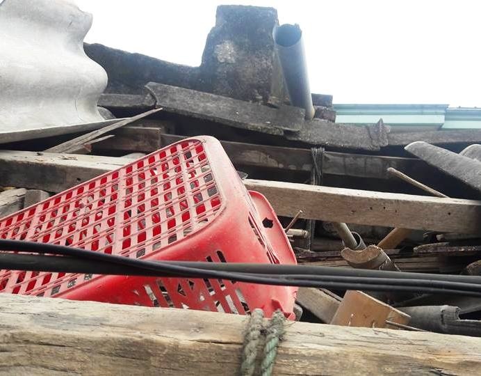 Tieng no lon giua dem tai nha truong thon hinh anh