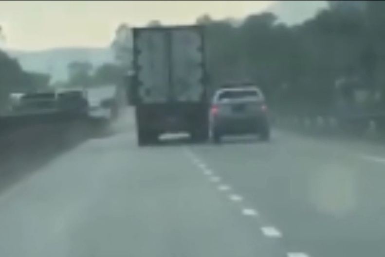 Tai xe container chen ep xe CSGT gan 20 km tren quoc lo hinh anh