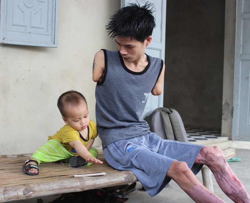 Canh ga trong nuoi con cua nguoi cha 9X bi mat hai tay hinh anh