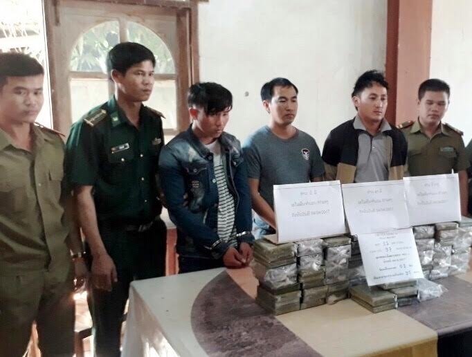 Ba người Lào chở 97 bánh heroin vào Việt Nam ảnh 2 Ba nguoi Lao cho 97 banh heroin vao Viet Nam anh 2