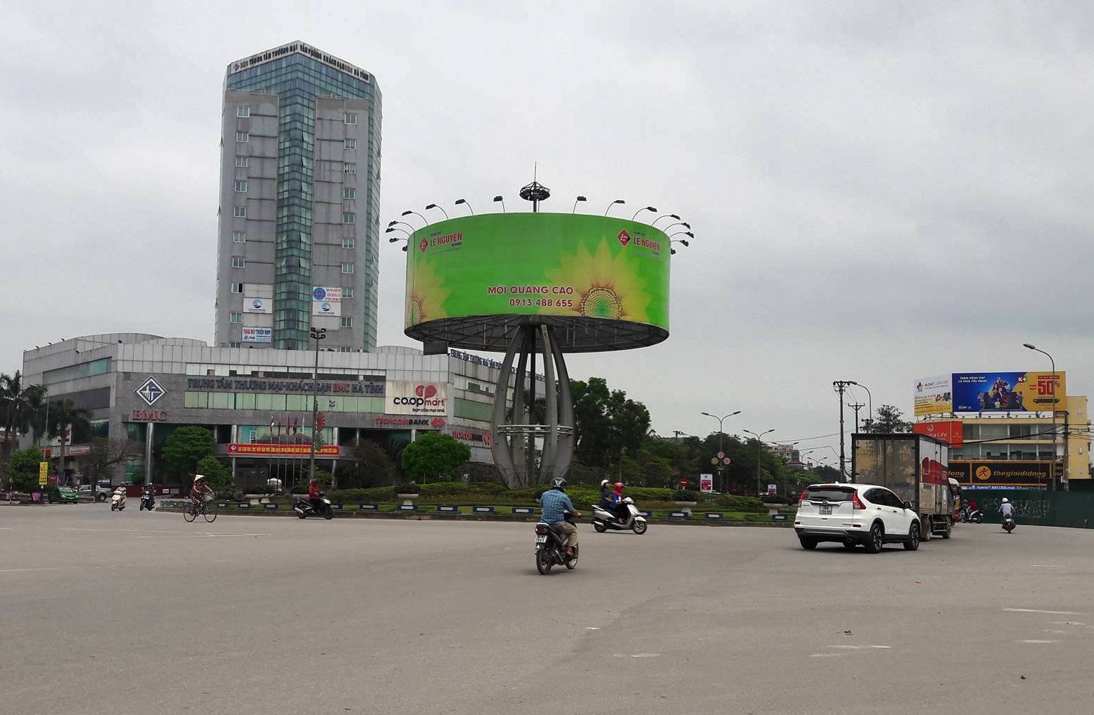 Khoi to nhom thanh nien dung sung ban nguoi trong oto hinh anh