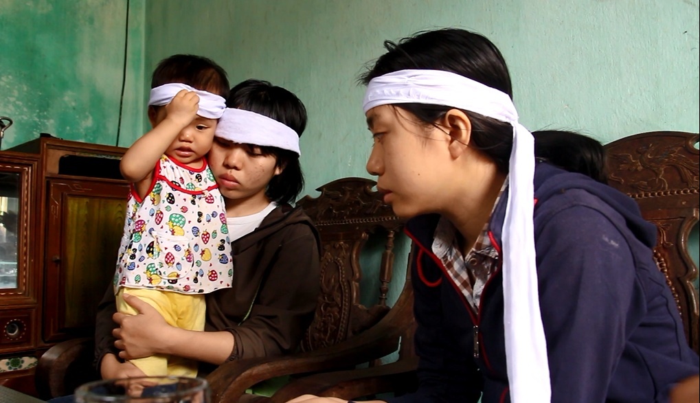 Gia canh khon kho cua 3 chi em gai hien tang me cho y hoc hinh anh