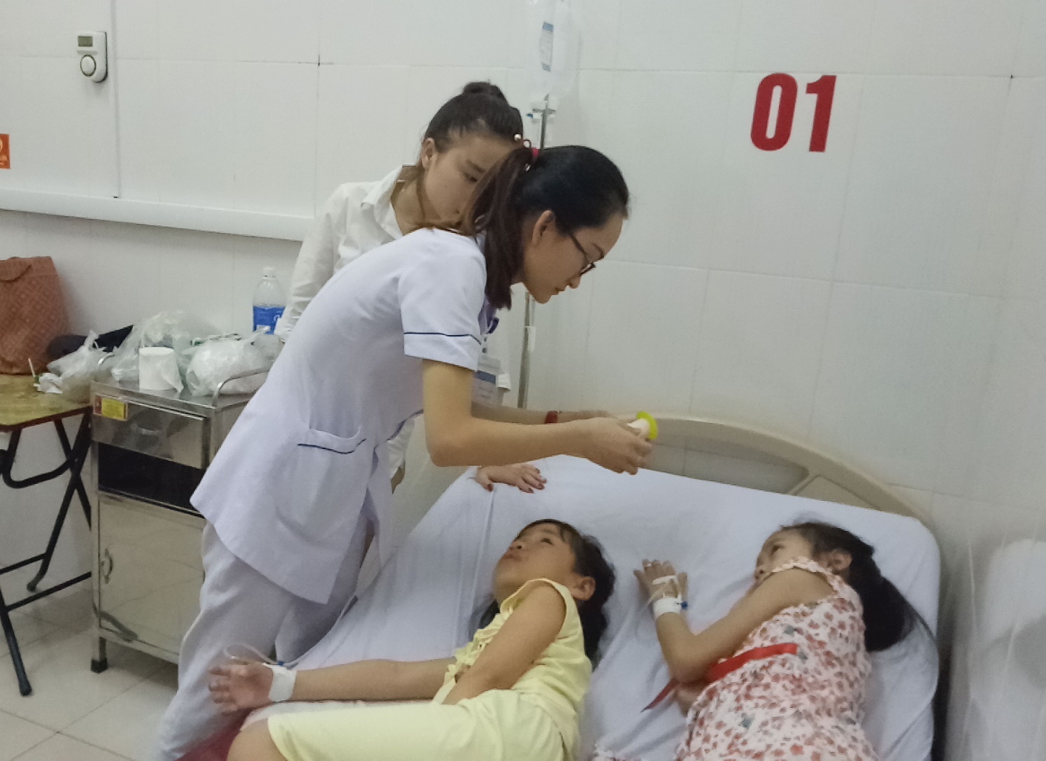 9 hoc sinh nhap vien do an hat cay ngo dong hinh anh