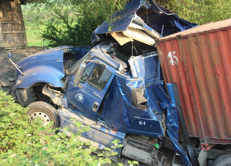 Tranh nhom hoc sinh khi no lop, xe container gay gap dau hinh anh