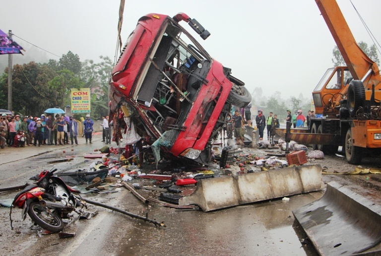 Hien truong vu xe giuong nam dam dai phan cach lam 2 nguoi tu vong hinh anh