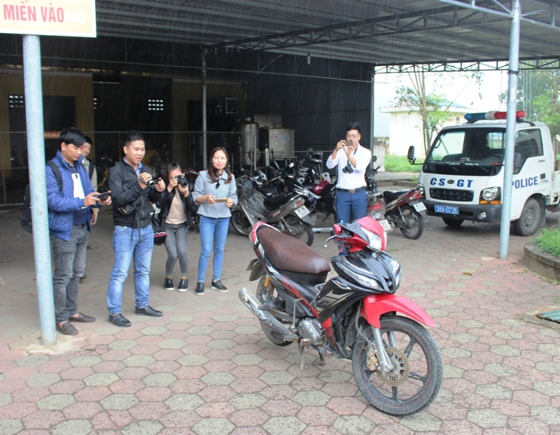 Cong an huyen Loc Ha trieu tap hai co gai tong cu ong roi bo tron hinh anh