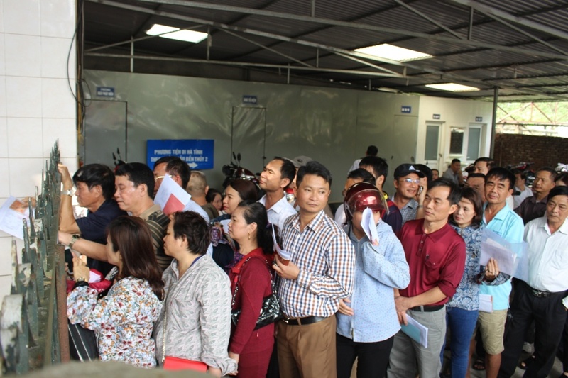 Nguoi dan doi nang di lam the mien gia ve qua cau Ben Thuy hinh anh