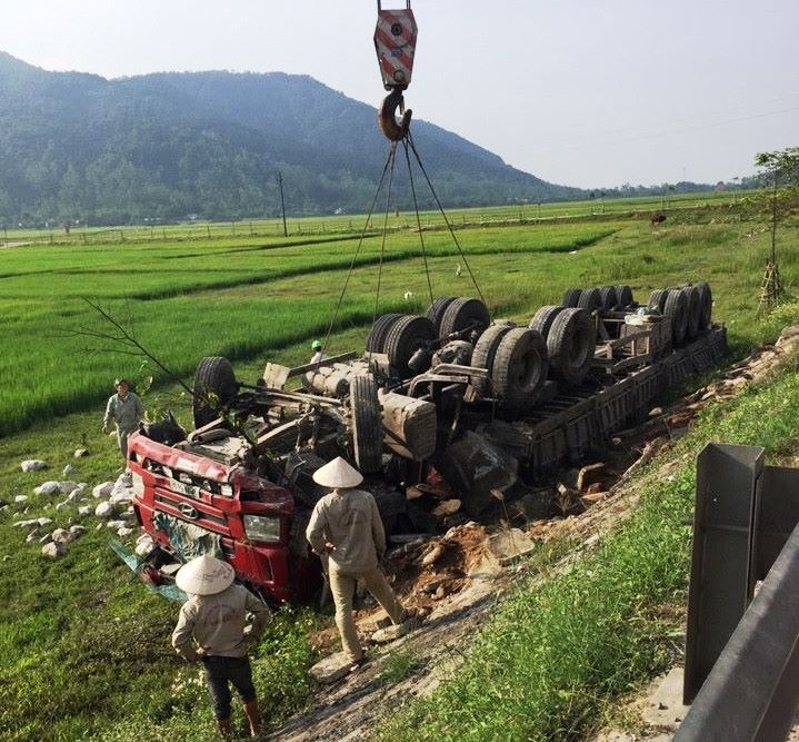 Xe dau keo lat ngua duoi ruong lua sau khi tong gay 20 m taluy hinh anh