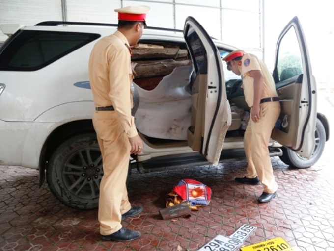 CSGT truy duoi tai xe 9X dung bien gia hinh anh