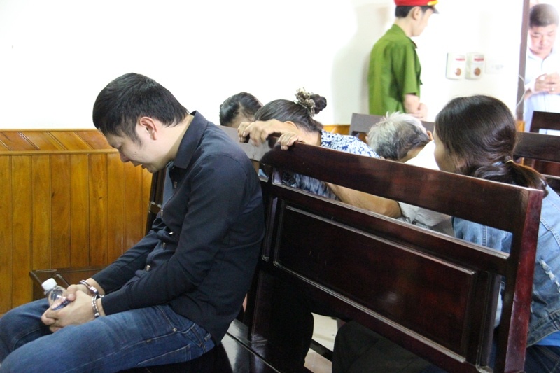 Gia dinh nu giam thi coi thi bi sat hai xin giam an cho bi cao hinh anh