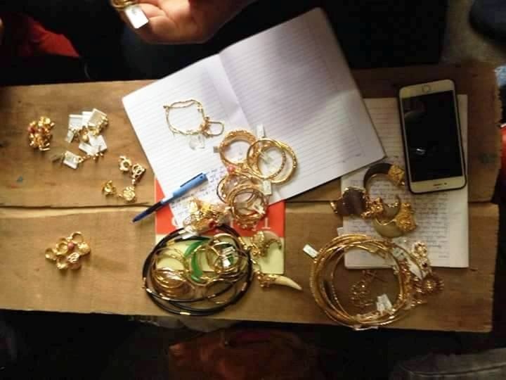 Ke gian nang lo trang suc tri gia 700 trieu o tiem vang hinh anh