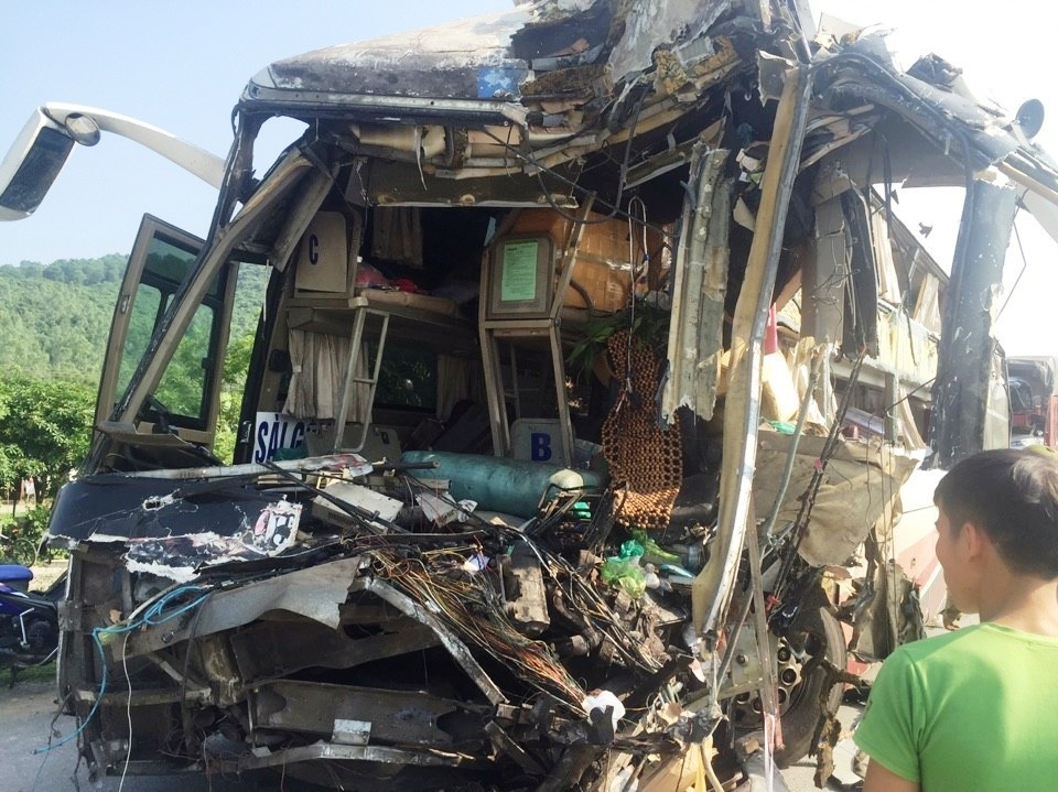 Xe khach, xe container nat dau sau cu tong truc dien hinh anh