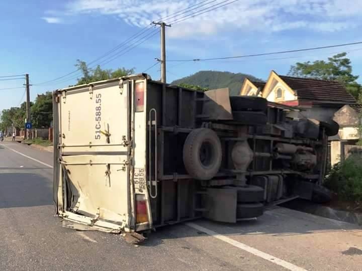 Xe khach cho 30 nguoi dam vao duoi oto tai hinh anh