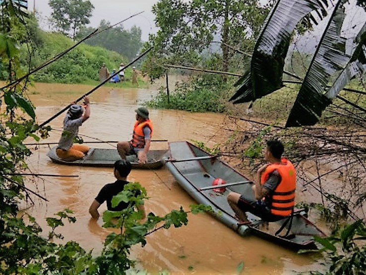 ông lão bị nước lũ cuốn trôi ảnh 1 ong lao bi nuoc lu cuon troi anh 1