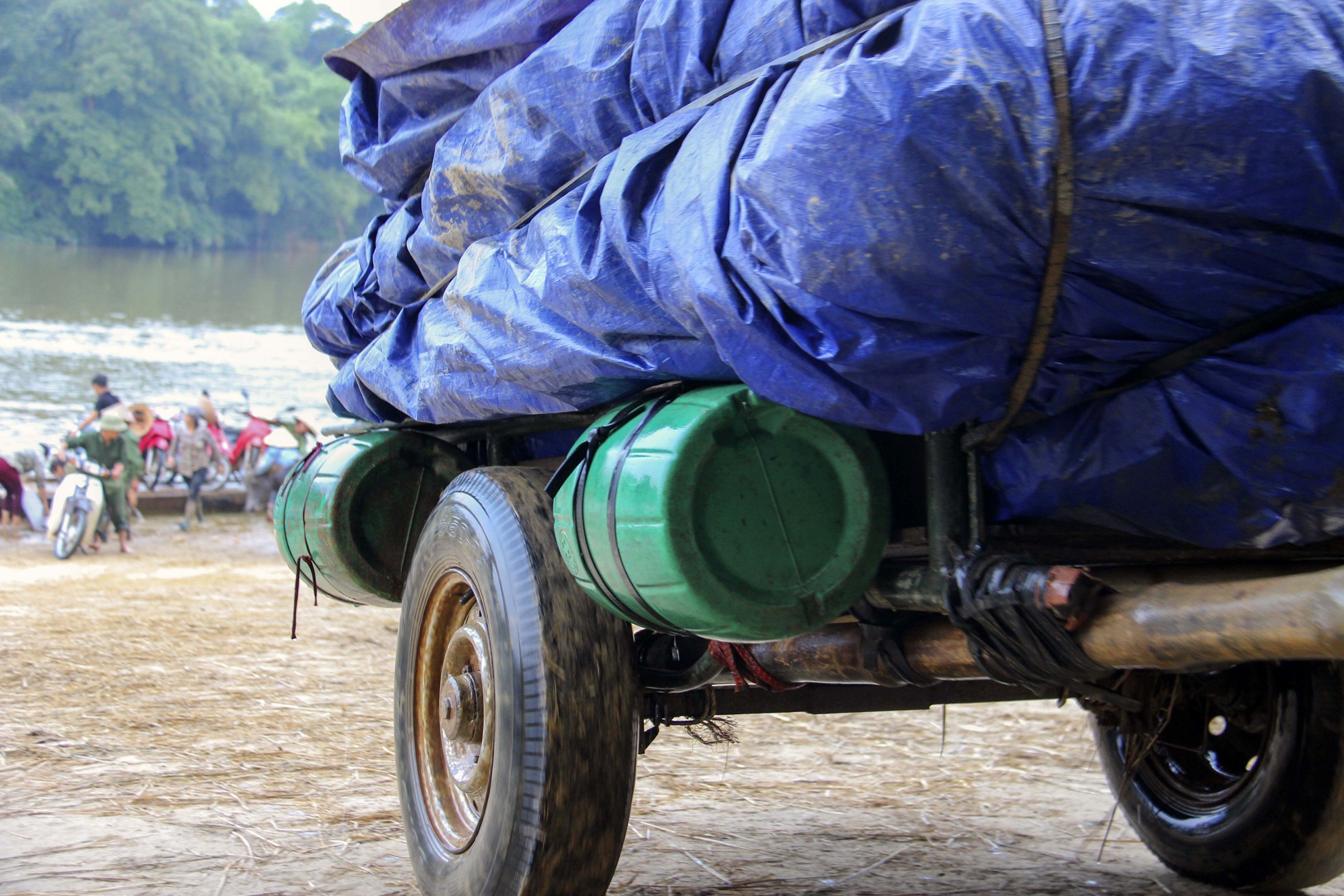 xe loi nuoc cho nong san qua song anh 12