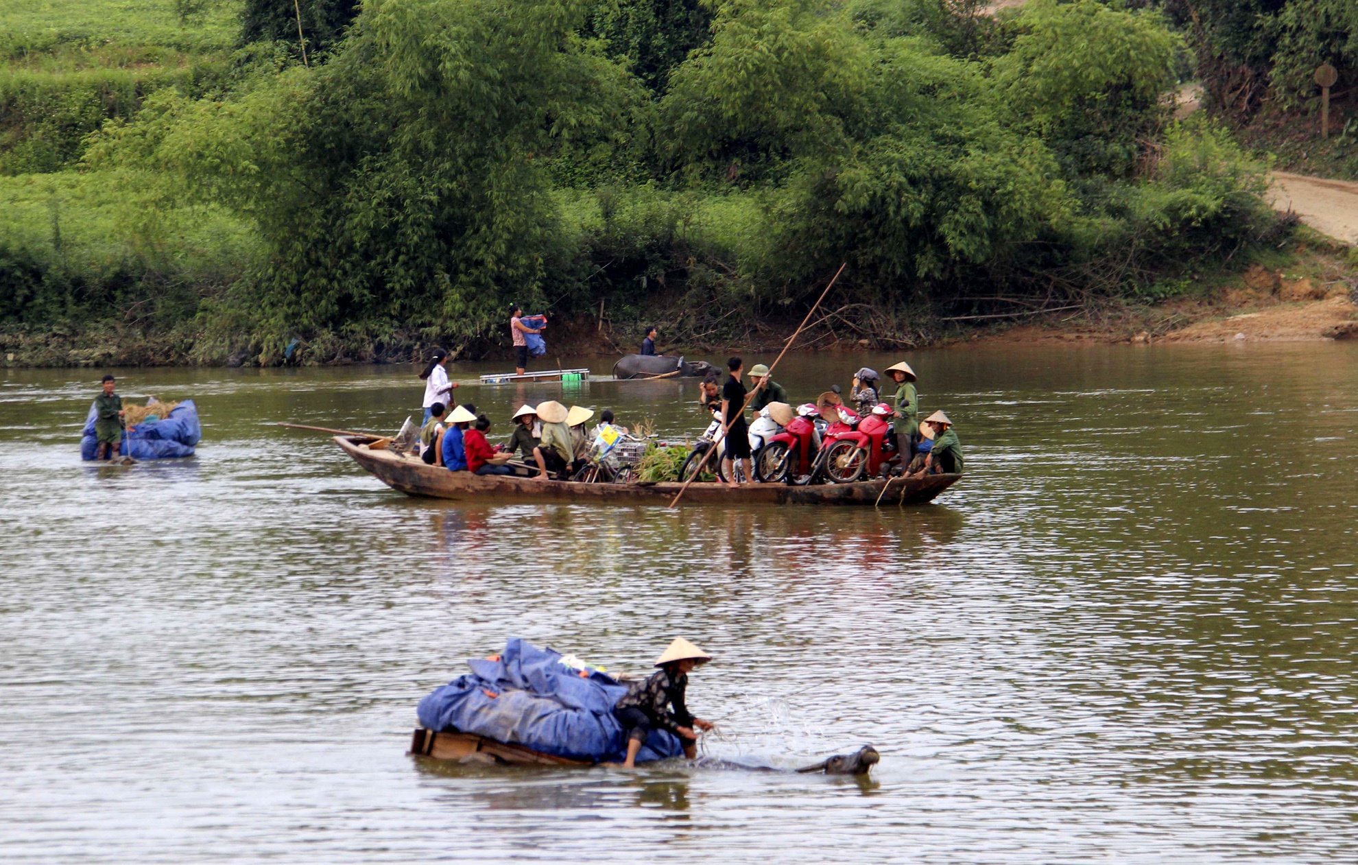 xe loi nuoc cho nong san qua song anh 1