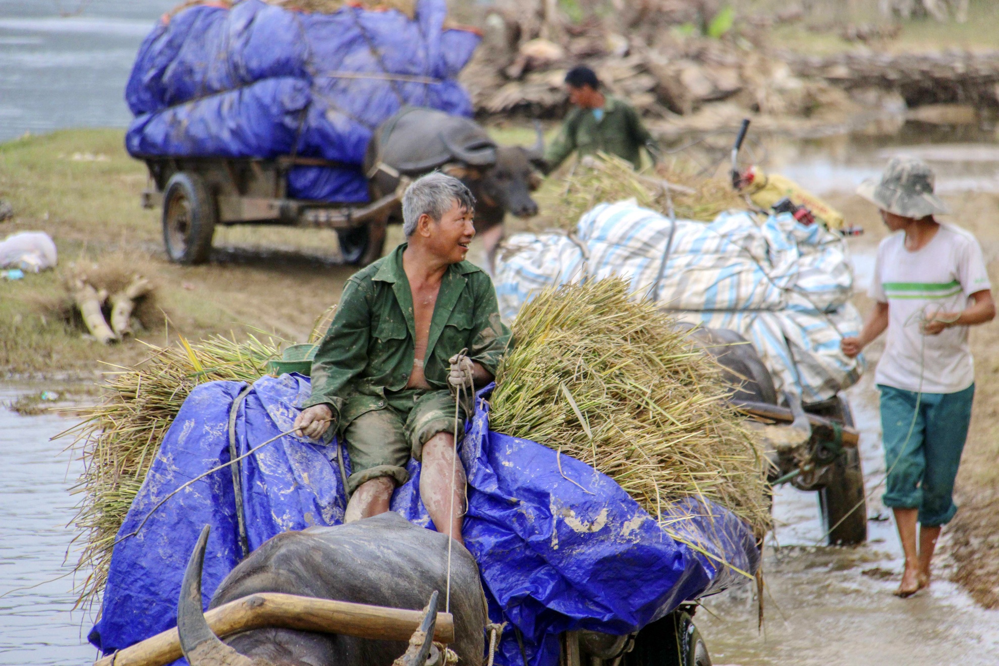 xe loi nuoc cho nong san qua song anh 3