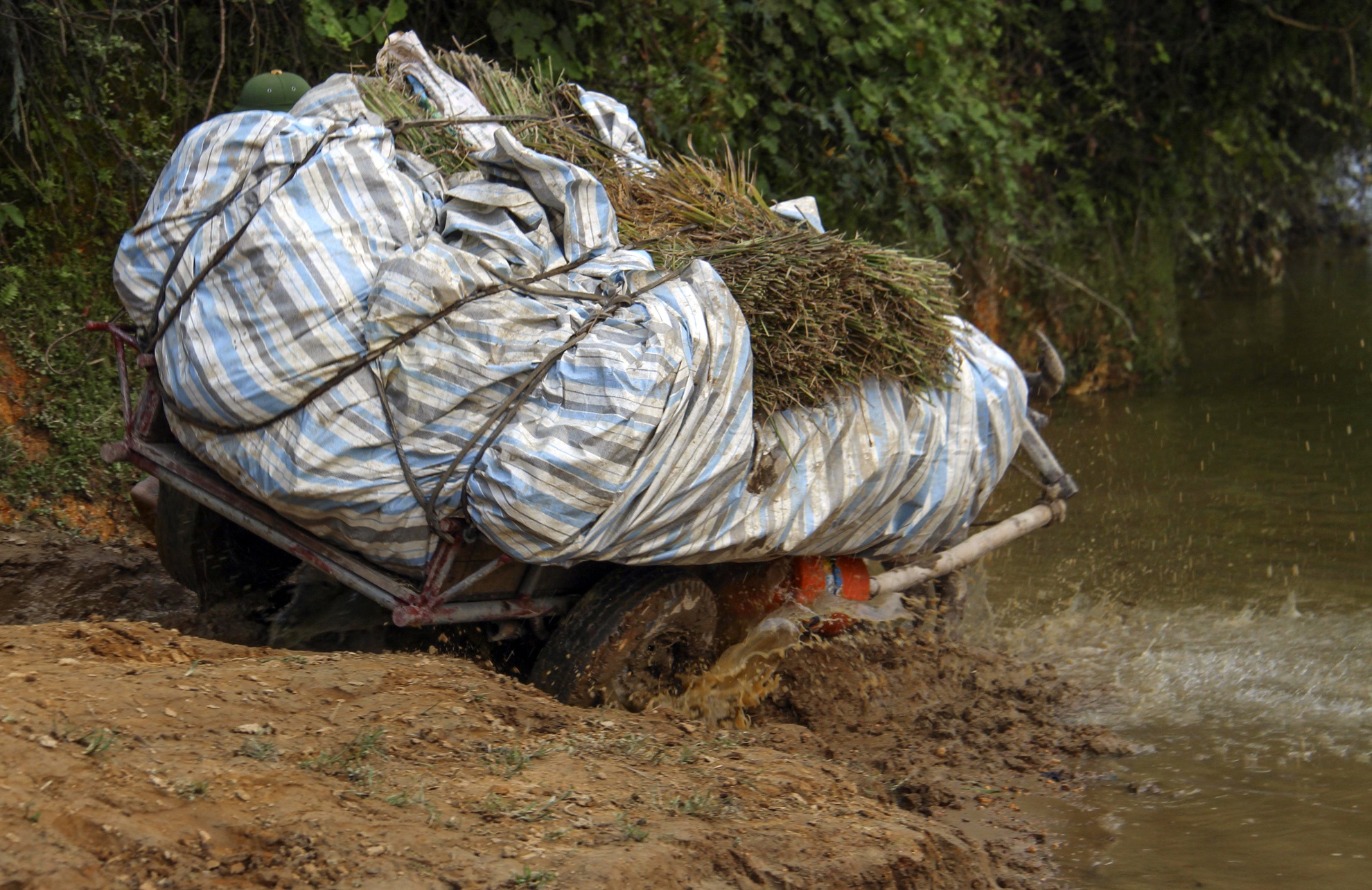 xe loi nuoc cho nong san qua song anh 5