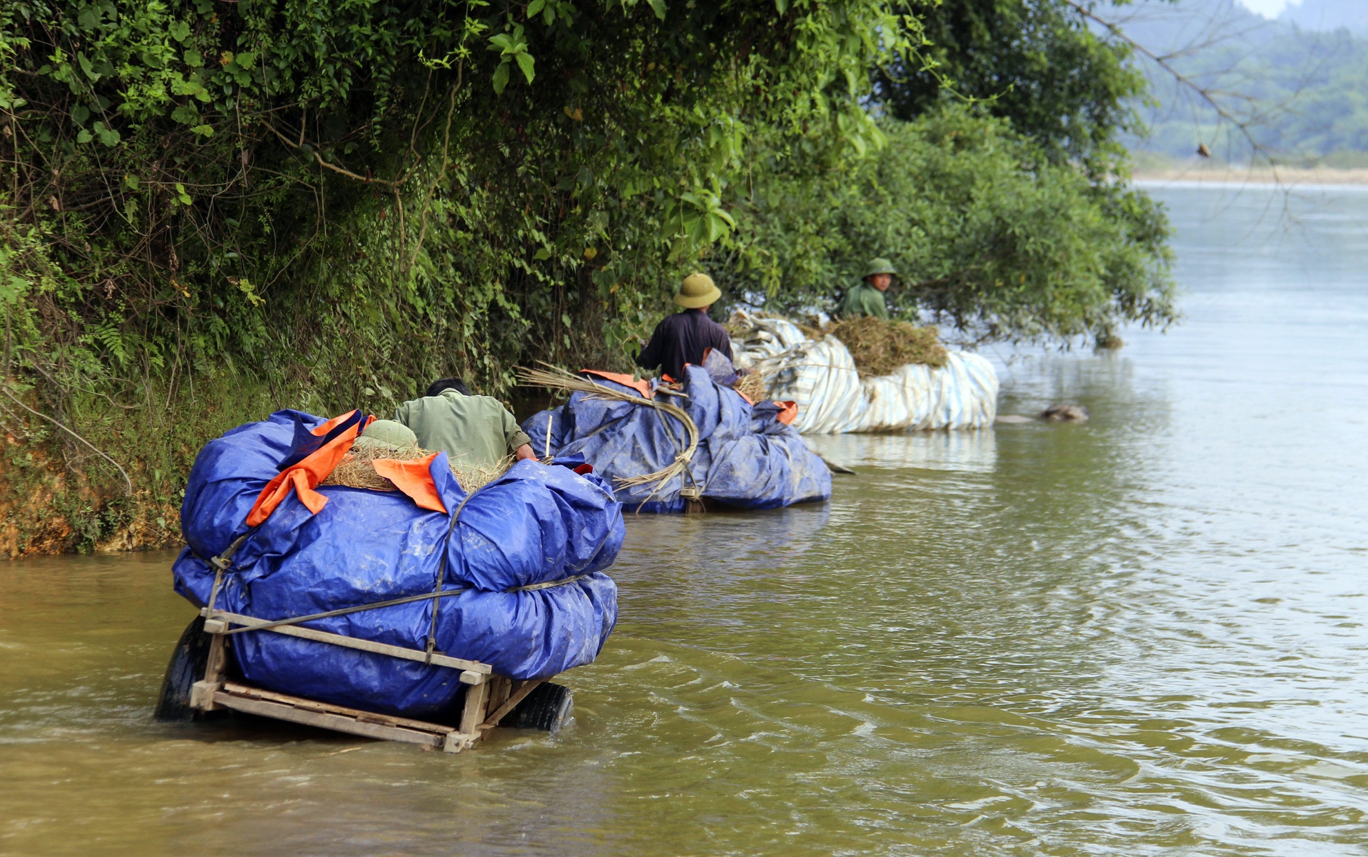 xe loi nuoc cho nong san qua song anh 6