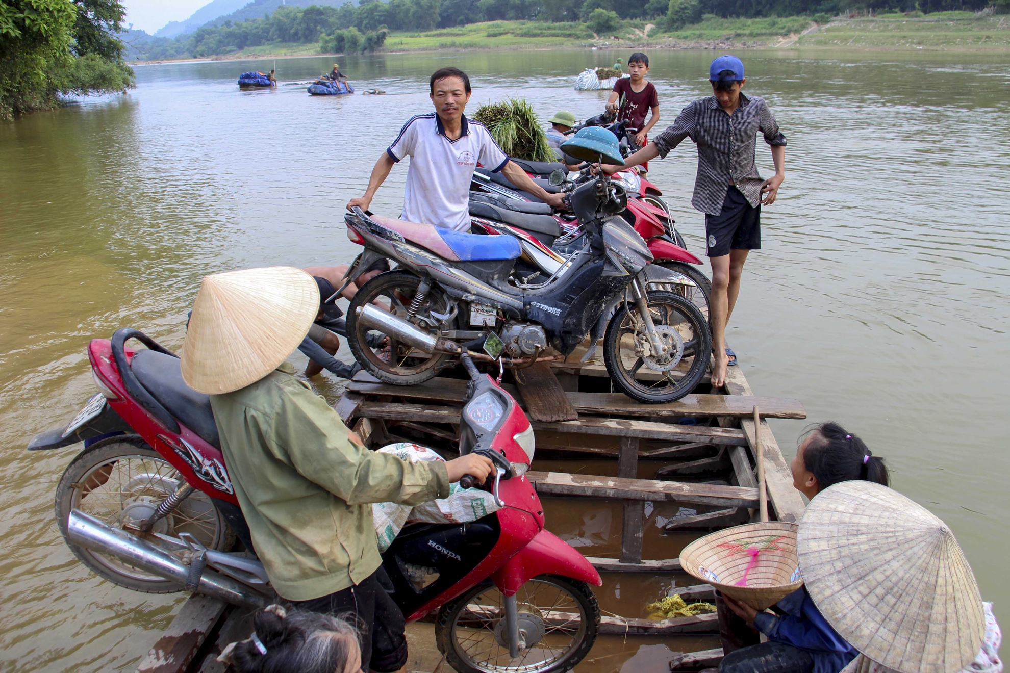 xe loi nuoc cho nong san qua song anh 9