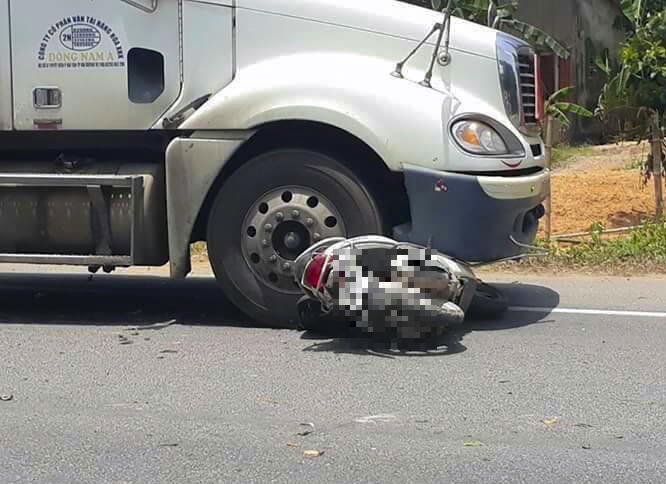 Nam sinh lop 8 bi xe container tong tu vong khi bang qua duong hinh anh