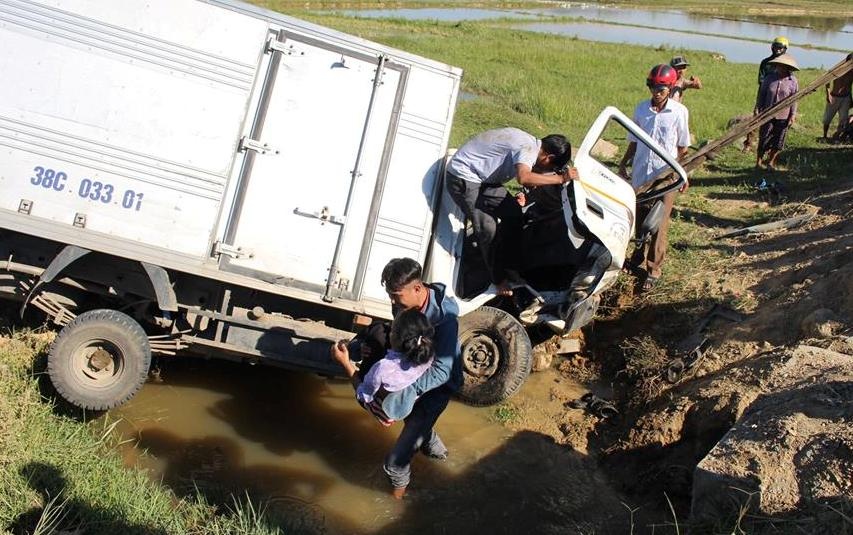 3 nguoi trong xe tai lao xuong muong hinh anh