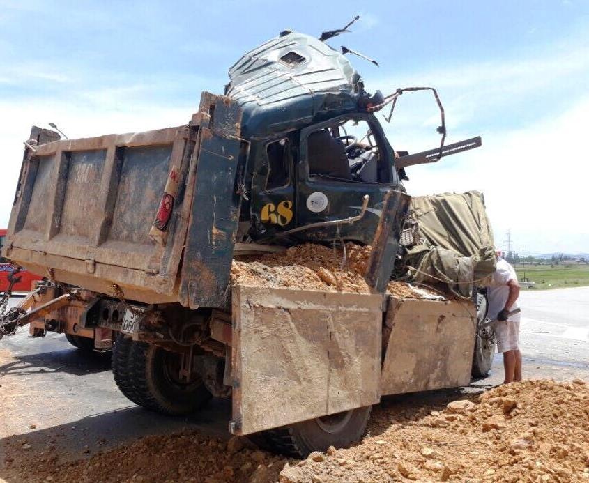 Xe tai dut lia dau sau tai nan giao thong hinh anh