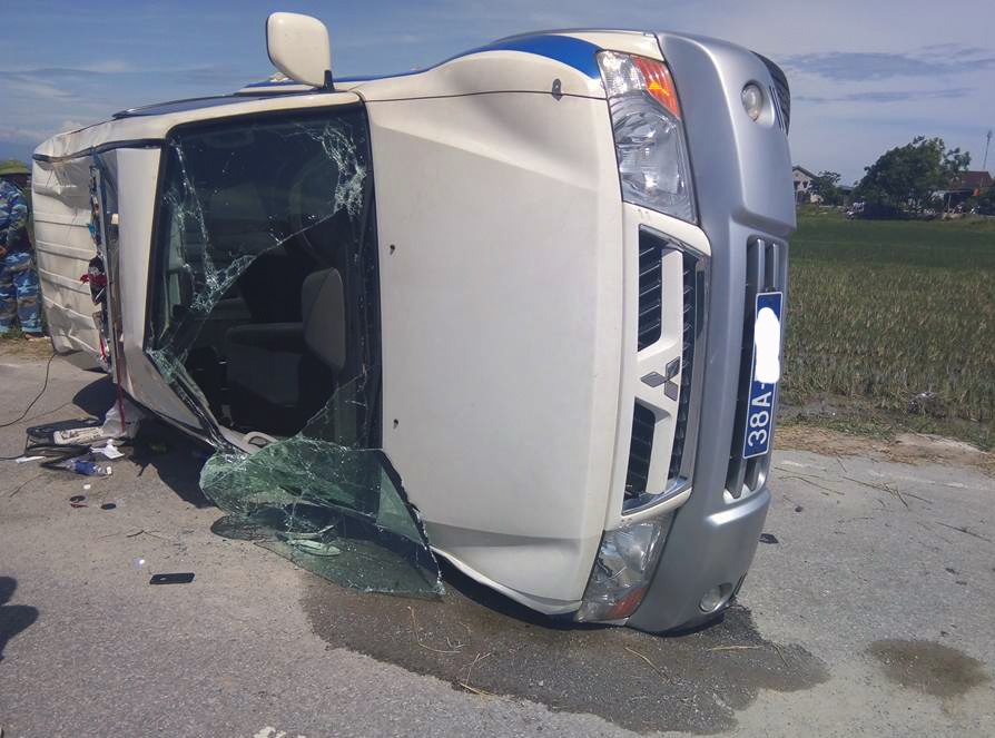 Oto CSGT lat ngang ben duong sau pha ruot duoi xe vi pham hinh anh